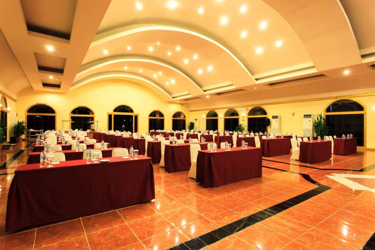 Aston Niu Manokwari Hotel & Conference Center Экстерьер фото