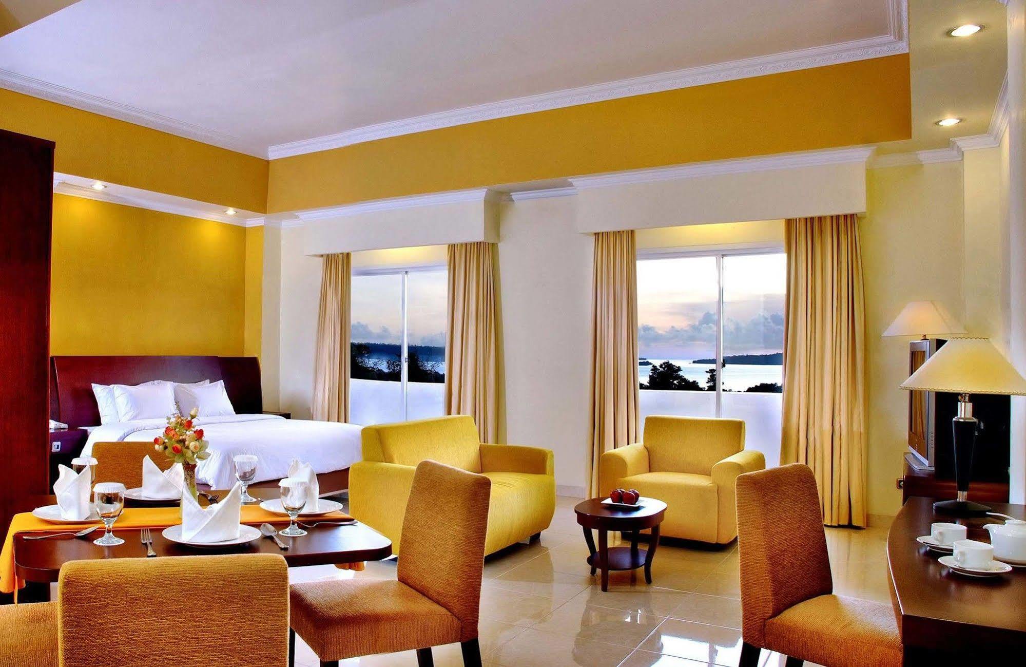 Aston Niu Manokwari Hotel & Conference Center Экстерьер фото